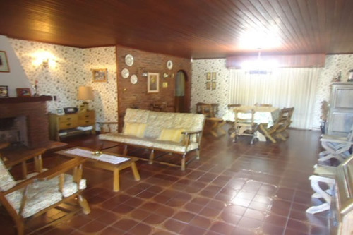 Imagen 5 de 30 de Excelente Chalet De 6 Ambientes Con Piscina Y Casa De Servicio Ideal Vivienda Permanente Muy Luminoso