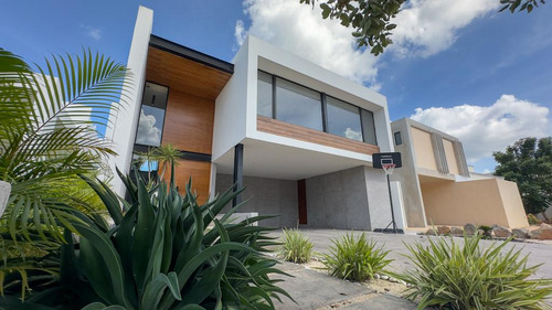 Casa En Venta Merida, Cholul En Privada , Entrega Inmediata.