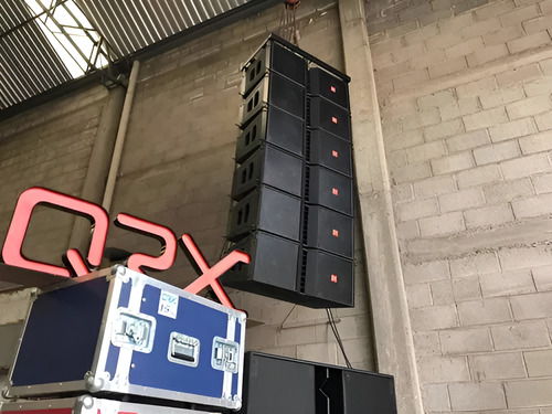 Bafle Aéreo Line Array Qrx Audio® Bull212 Tiro Largo Color Negro