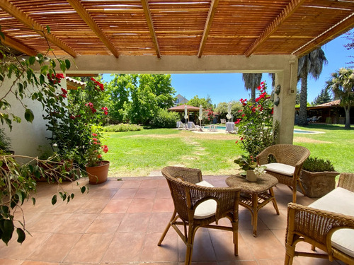 Amplia Casa Con Jardín Formado En Condominio Consolidado