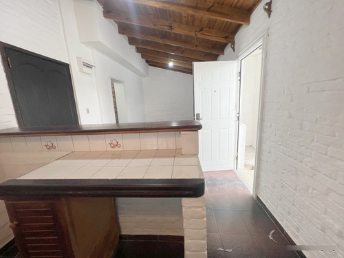 Alquiler De Hermosa Casa, Totalmente Reciclada, Piedras Blancas, 2 Dormitorios, Cochera, Baño, 2 Patios, Sin Gastos Comunes, Muy Segura!!