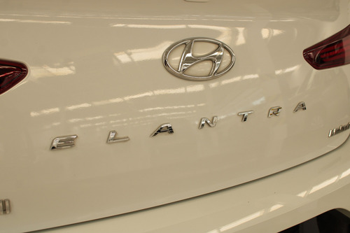 Imagen 4 de 14 de Hyundai Elantra Limited Tech 4p L4 2.0l Vp Ba Qc Ac R17 2019