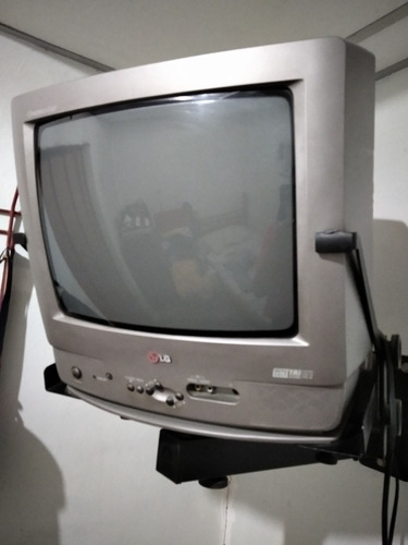 Imagen 1 de 5 de Televisor LG De 14 Pulgadas Con Base De Pared
