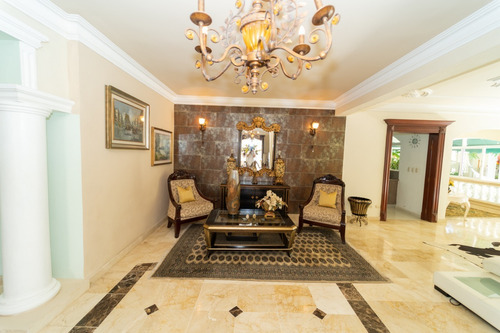 Imagen 13 de 30 de Majestuosa Mansión En San Isidro Piscina A La Venta 2 Salas Comedor Amplia Y Moderna Cocina 3 Cuartos De Servicio Con Su Baños Baño De Visita Área De Lavado Y Planchado Oficina Almacén Marquesina 4
