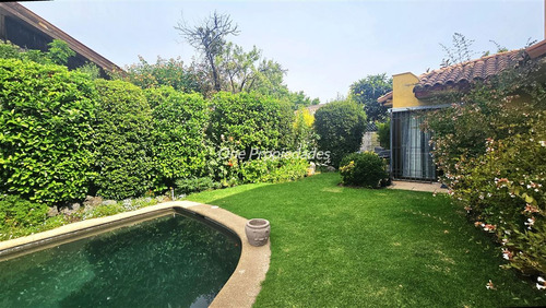 Casa En Venta De 4 Dorm.3 Baños Estar Servicio En Las Condes