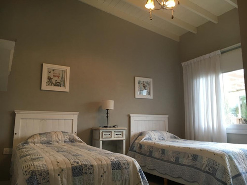 Casa De 5 Ambientes Más 4 Baños