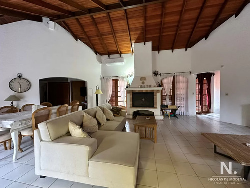 Vende Casa De 4 Dormitorios Con Piscina Y Gran Parque En Golf, Punta Del Este
