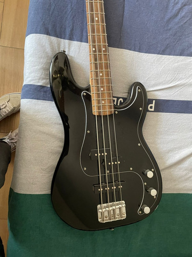Squier By Fender Precision Bass Diestro Negro Laqueado 4 (Usado)