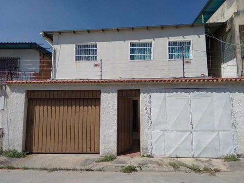 Casa En Venta. Urb. La Candelaria. Maracay