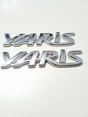 Emblema En Letras Cromada De Compuerta Toyota Yaris 2000/09