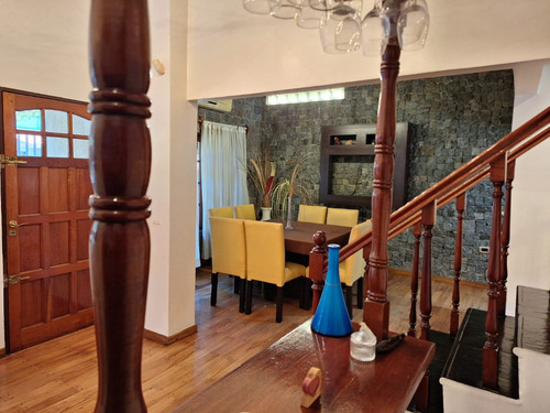 Excelente Chalet En Venta En Villa Tesei 4 Ambientes