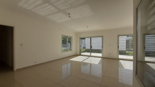 Imagen 2 de 13 de Excelente Casa 2 Dormitorios 2 Baños - Housing Villa Rivera Indarte