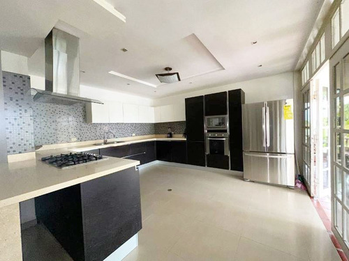 Josseyris Jimenez Vende Casa En Safari Country Club Carabobo