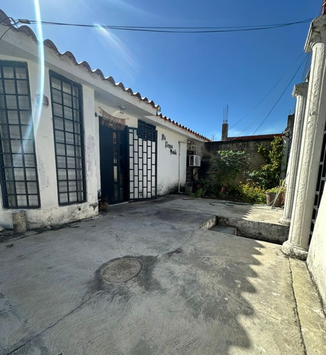 En Venta Acogedora Y Amplia Casa, Ubicada En Montaña Fresca, Sector Los Laureles.