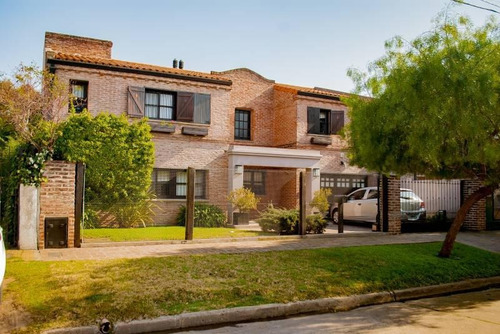 Hermosa Casa Súper Cómoda Y Espaciosa, Con Cochera, Pileta, Jardín Y Parrilla!