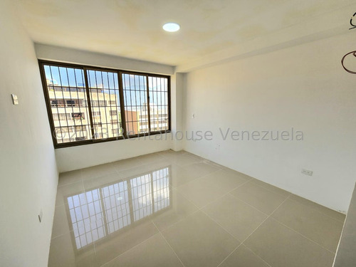 Apartamento Penthouse Dúplex Remodelado 295 M² 4h, 7b, 3p, Residencia Geminis En Calle Cerrada En Venta En Los Samanes Avenida 3 Caracas