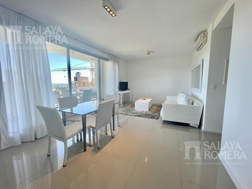 Venta Apartamento En Playa Mansa, Penthouse, 2 Dormitorios, Cochera