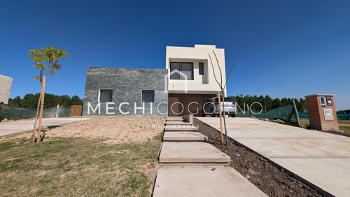 Casa En Venta En Dos Plantas 4 Habitaciones Pileta Perimetral