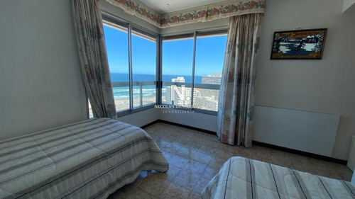 Departamento Con Muy Buena Vista En Punta Del Este- Ref: 3326