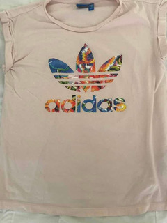 remera adidas con flores