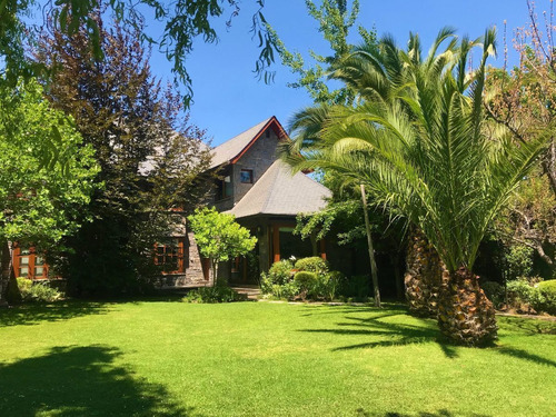 Elegante Y Exclusiva Casa Con Amplios Espacios Y Lindo Jardí