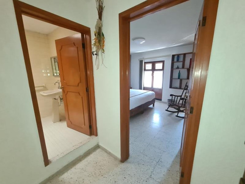 Venta De Inmueble Con 3 Departamentos Y 3 Recámaras O Espacios, Ubicados En El Centro De Querétaro.