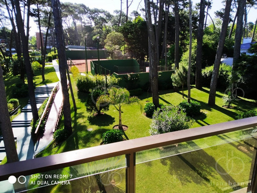 Imagen 12 de 17 de Apartamento De 3 Dormitorios Y Parrillero Propio En Playa Mansa, Punta Del Este- Ref: 54587