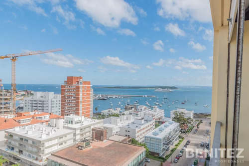 Vista Al Puerto. Amplio Apartamento En Torre De Categoría.