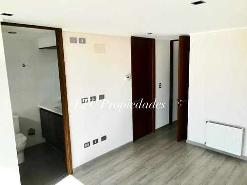 Moderno, Con Patio Privado, Piscina Y Salas En Áreas Comunes
