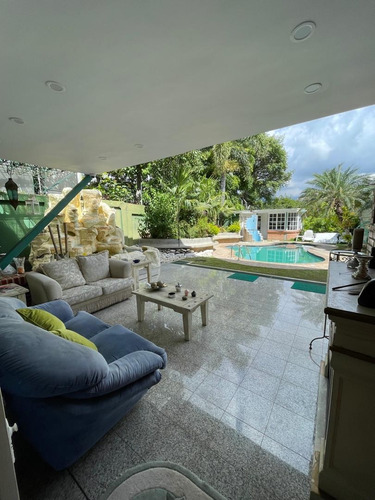 En Venta Casa Urbanización Colinas De Santa Mónica, Con Piscina Y Calle Cerrada.