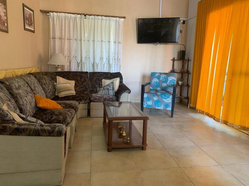 Casa En Venta - 4 Dormitorios 3 Baños - Villa Carlos Paz