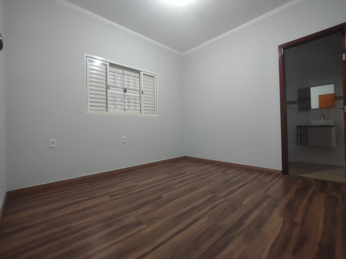 Casa Com 3 Dorms Em Bairro Nobre
