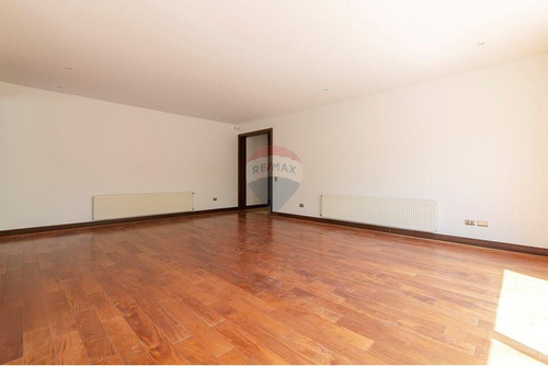 Linda Casa En Lo Barnechea: Espacios Y Comodidad