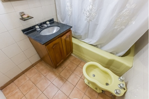 Ph En Piso Con Entrada Independiente De 3 Ambientes, Con Patio, Balcón, Cochera Y Terraza En Venta En Boedo, Caba.