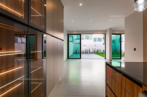 Casa Nueva De Lujo Con Sótano En Venta Villa Verona