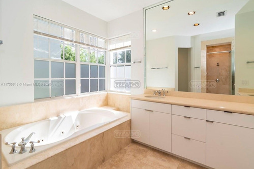 Casa Chalet En Venta En Sunny Isles, Miami, Florida