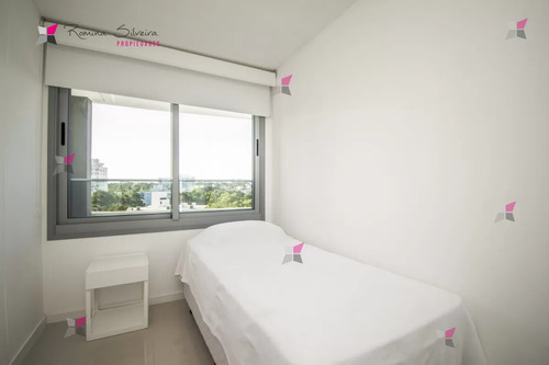 Venta De Apartamento De 2 Dormitorios Y Dependencia En Torre Esmeralda Punta Del Este