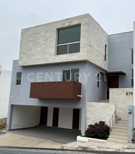 Casa En Venta En Col. Laderas, Carreta Nacional