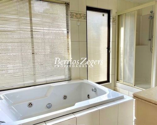 Casa En Venta De 7 Dormitorios, 6 Baños . En Las Condes Alto