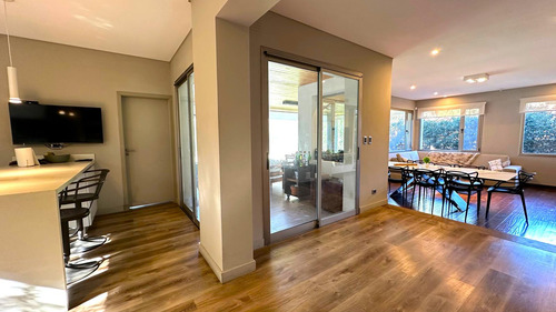 Venta/ Permuta Casa 4 Dormis Y Comodín En Funes Hills San Marino