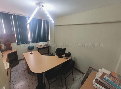 Imagen 29 de 30 de Rent-a-house Centro Occidente Vende Oficina En El Centro De Barquisimeto A 1 Cuadra De La Plaza Bolivar, Estado Lara, 0-4-2-4-5-9-3-7-5-4-2
