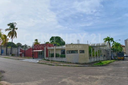 Imagen 2 de 27 de Alquiler Centro Iq. Ideal Para El Funcionamiento De Una Ong. 11 Oficinas + Galpón. En Doble Circuito Cerrado.