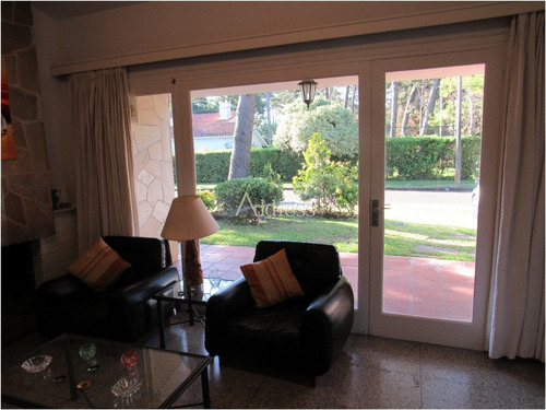 Chalet Típico De Punta Del Este, A 300 Metros De Playa Mansa- Ref: 2993