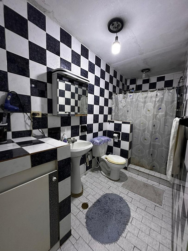 Catia. Edificio - Casa De Tres Niveles En Venta De 400m2