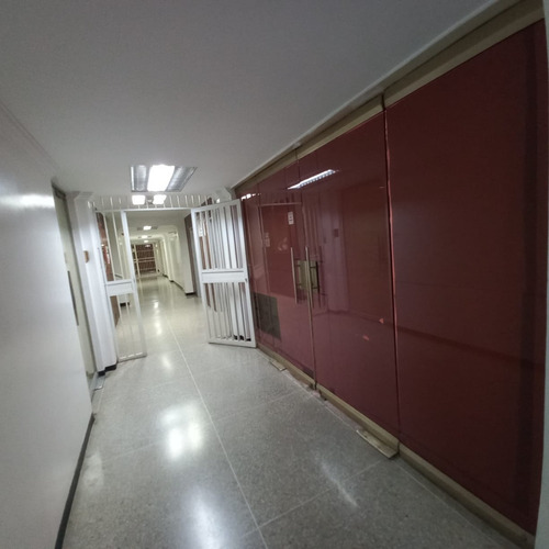 Imagen 4 de 15 de Linda Santos Vende Oficina De 118m2 En Cc Profesional Av Bolivar En Piso Bajo. 0414 4150107
