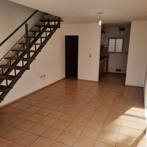 Imagen 1 de 15 de Duplex 2 Dormitorios Con Cochera, Pileta Y Quincho