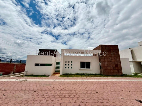 Casa De 1 Nivel Con Sala De Tv Y 3 Recámaras, Venta - Santa Rosa Jauregui