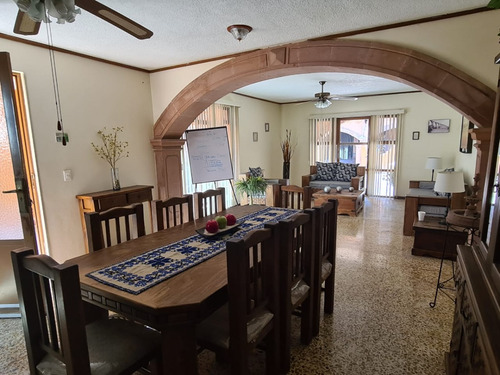 Venta De Hotel En El Centro Histórico, Con Opción A Diversos Giros Y Con Plusvalía Privilegiada, Ya Que Cuenta Con Uso Comercial Y De Servicios E Informe De Uso De Suelo Habitacional-comercial Y/o De