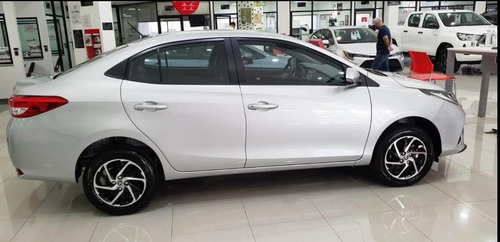 Imagen 3 de 11 de Toyota Yaris S Manual 2022 Saúl
