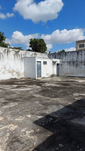 Bodega Comercial Con Amplio Patio De Maniobras ,en El Centro De Merida